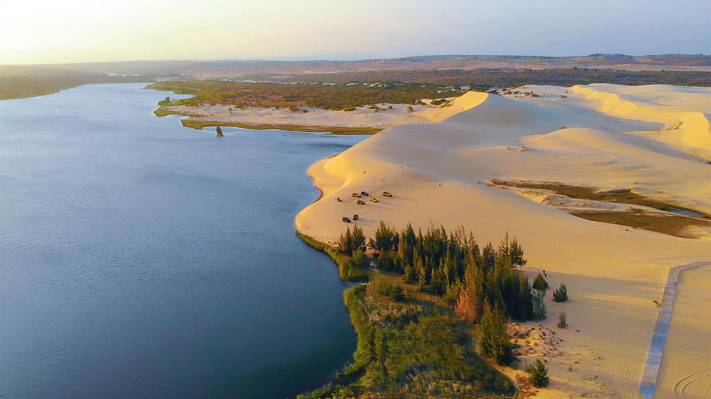 Tour Mũi Né 2 Ngày 1 Đêm: Khám Phá Bàu Trắng, Bikini Beach & Hana Beach